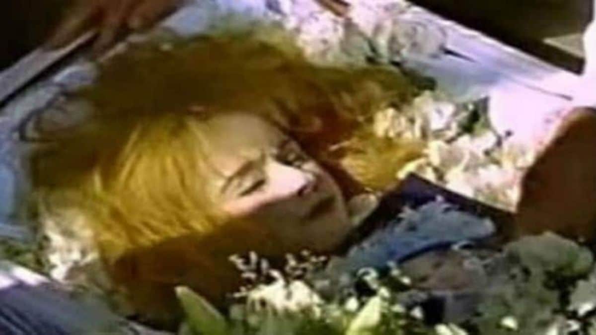 Εικόνα που σοκάρει: Στα μαύρα και με γυαλιά λίγο πριν τον θάνατο η Αλίκη Βουγιουκλάκη!