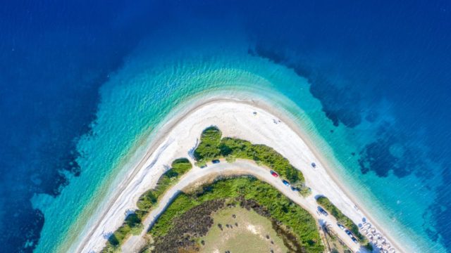 Το τέλειο μέρος για χαλαρές διακοπές: Το νησί που η ίδια η φύση… πλέκει το εγκώμιό του