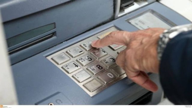 Νέο κόλπο: Έτσι κλέβουν τα PIN από τις κάρτες σας στα ATM – Βίντεο ντοκουμέντο!