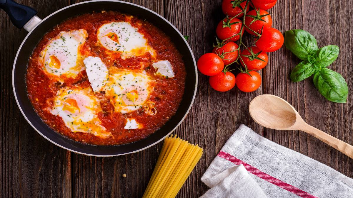 Μερακλήδικη συνταγή: Αυγά σε σάλτσα ντομάτας με φέτα