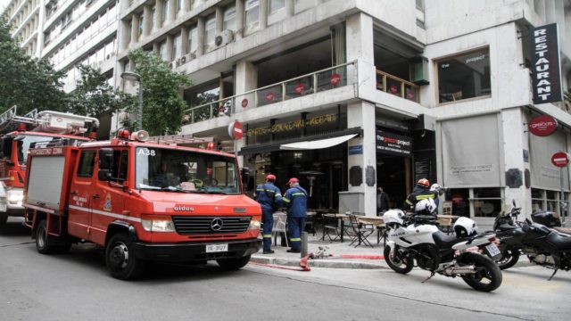 Φωτιά στη Γλυφάδα: Κατάστημα εστίασης έχει παραδοθεί στις φλόγες