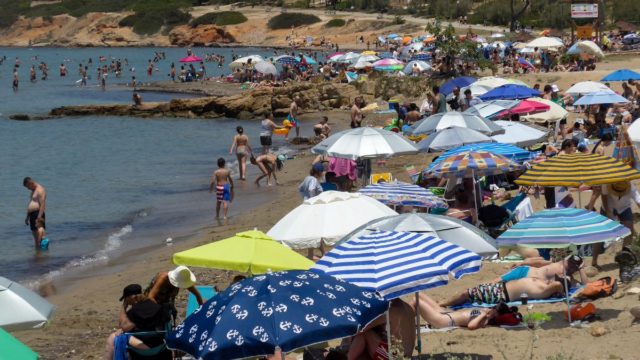 Η φωτογραφία της ημέρας: Καύσωνας και μπάνιο στο Καβούρι
