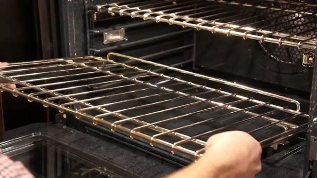 Κάντε τη σχάρα του φούρνου σας να γυαλίζει από καθαριότητα με 1 υλικό σε χρόνο ντε τε