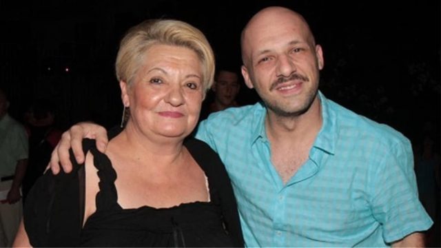 Νίκος Μουτσινάς: Το σοκ της μάνας του όταν της είπε ότι είναι γκέι – «Κατέβηκε στην Αθήνα και…»