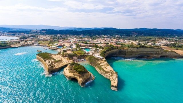 Το Κανάλι της Αγάπης: Πού βρίσκεται η ιδιαίτερη παραλία με τα διάφανα νερά και τον όμορφο μύθο που πρέπει να επισκεφτείς οπωσδήποτε