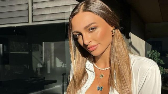 “Κόλαση” με το κολλητό μπεζ φόρεμα η Ναυσικά Παναγιωτακοπούλου – Η φλογερή εμφάνιση στα μπουζούκια με τον Κώστα Πηλαδάκη (φωτο)