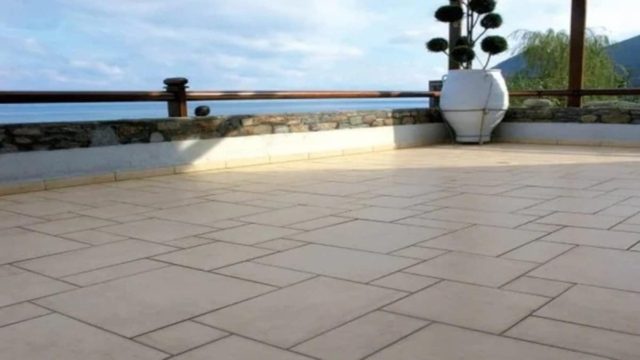Θερινά μπαλκόνια: Έτσι θα καθαρίσετε αποτελεσματικά τα πλακάκια τους για να απολαύσετε σωστά το καλοκαίρι σας!