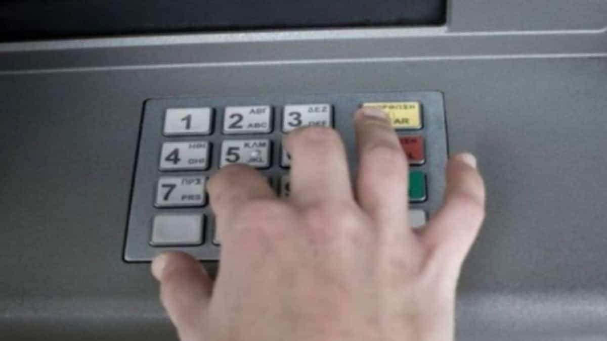 Προσοχή στα ΑΤΜ: Αν πατήσεις αυτό το κουμπί τότε θα χάσεις πάνω από 800 ευρώ!