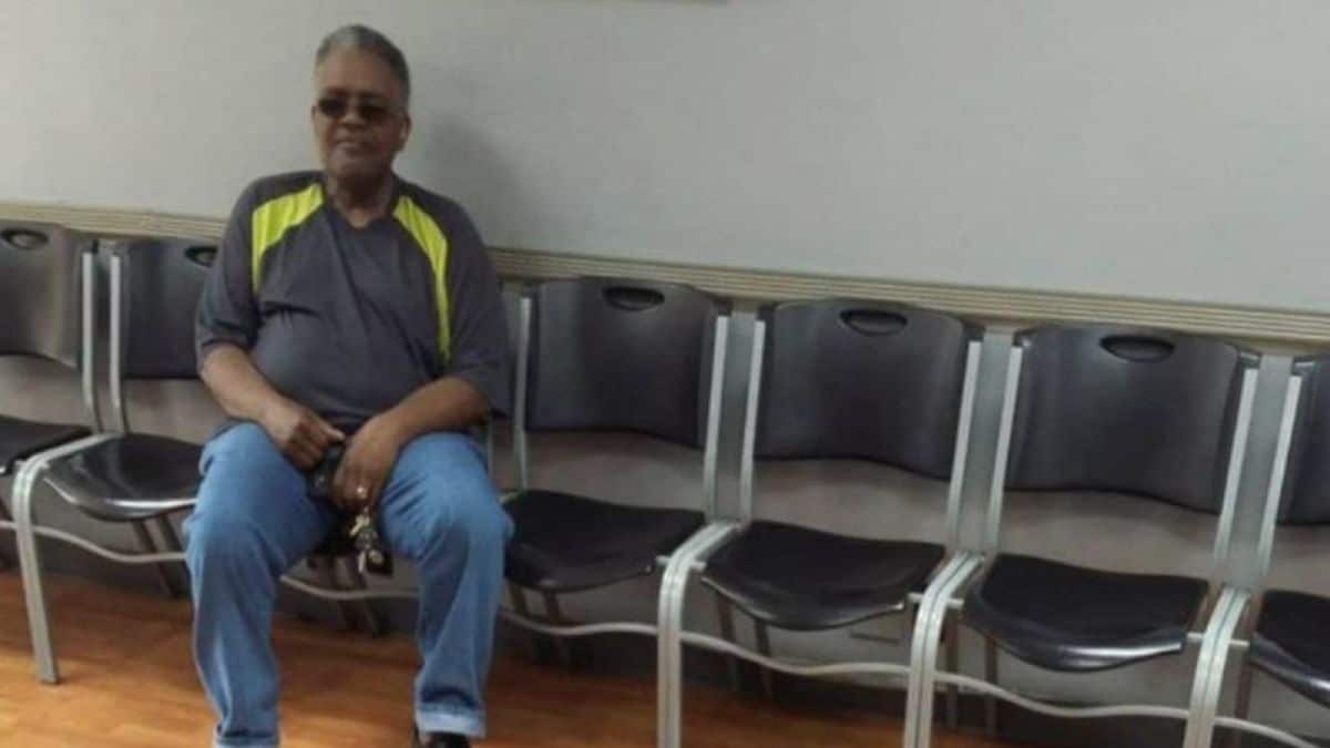 Ένας παππούς πηγαίνει κάθε μέρα στον κουρέα του και τον ρωτάει το ίδιο πράγμα – Θα δακρύσετε με αυτό που του κρύβει για 5 χρόνια