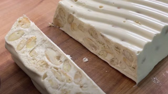 Παγωμένη “κόλαση”: Γλυκό ψυγείου με μέλι και άλλα 2 υλικά έτοιμο σε 5′