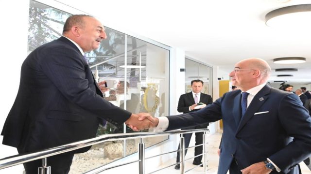 «Κοινωνική χειραψία» Δένδια – Τσαβούσογλου στο φόρουμ των Πρεσπών (Video)