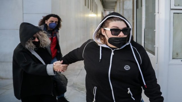 Πάτρα: «Τα παιδιά βρήκαν βίαιο θάνατο» – Στη ΓΑΔΑ για κατάθεση η αδερφή της Ρούλας Πισπιρίγκου (video)