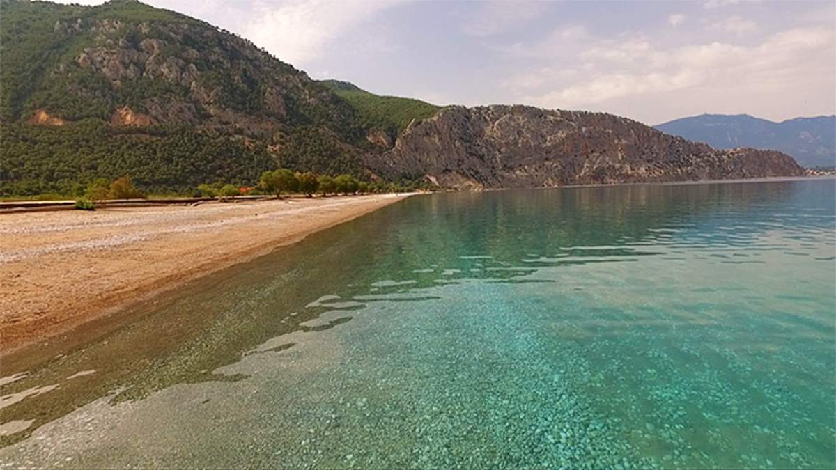 6+1: Παραλίες στην Αττική για να κάνετε το μπάνιο σας