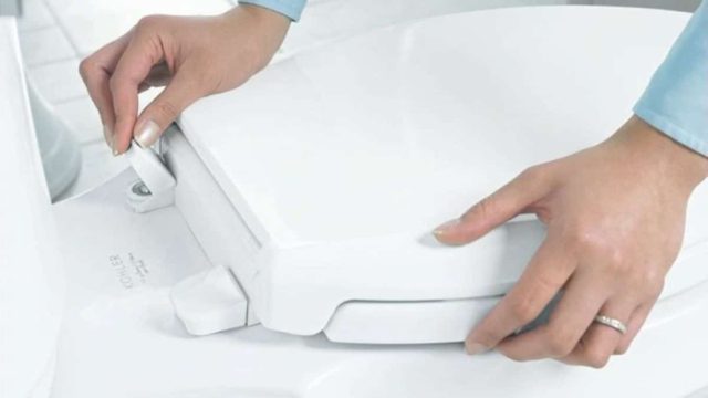 Καπάκι τουαλέτας: Αυτά είναι τα βήματα για να το αλλάξετε σε λιγότερο από 1′