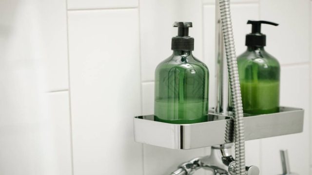 Μαμαδίστικα κόλπα: Έτσι θα καθαρίσετε τα πλακάκια στο μπάνιο