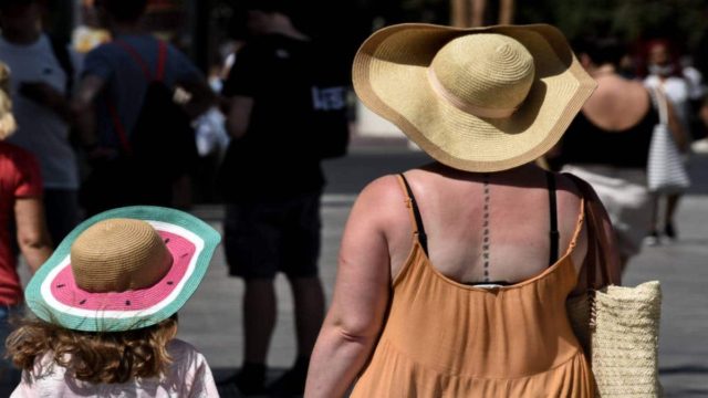 Κατακόρυφη μείωση κρουσμάτων σήμερα (26/6) – Στους 93 οι διασωληνωμένοι
