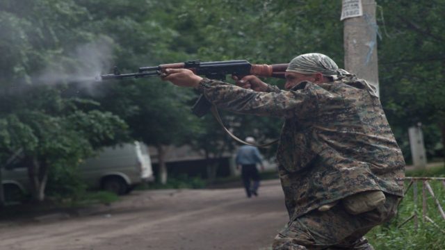 Πόλεμος στην Ουκρανία – Απίστευτες μάχες σχεδόν 4 μήνες μετά την εισβολή των Ρώσων: Μπαίνουν από πόρτα σε πόρτα και σκοτώνουν στο Σεβεροντονέτσκ (photos)