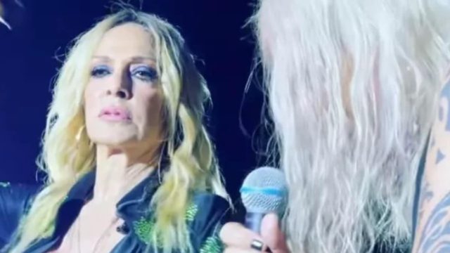 Κρατάει χρόνια αυτή η κολόνια: Βίσση – Καρβέλας τραγούδησαν το «Εμείς» 30 χρόνια μετά (Video)