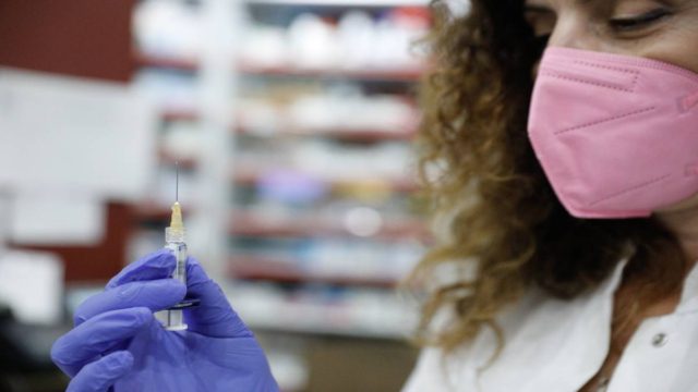 «Βόμβα» του ΣτΕ: Συνταγματικός ο υποχρεωτικός εμβολιασμός για τους άνω των 60