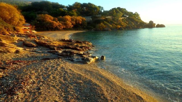 Συναγερμός στο Πόρτο Ράφτη: Άγριο ξύλο μεταξύ μαθητών και νεαρών σε πάρτι στην παραλία Ερωτοσπηλιά