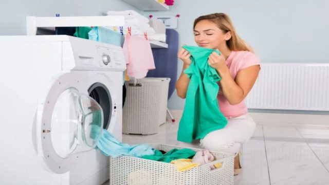 Καλοκαιρινά ρούχα: Το κόλπο για αποτελεσματικό πλύσιμο στο πλυντήριο ανάλογα με τη σύνθεσή της