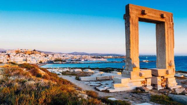 Η Φωτογραφίας της Ημέρας: Ανατολή από την περίφημη Πορτάρα της Νάξου