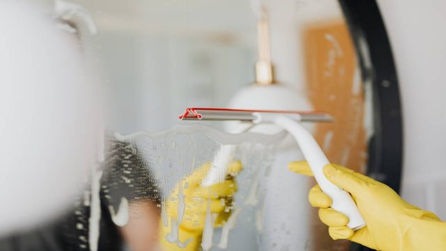 Βρώμικα παντζούρια; Tips για να λάμψουν στη στιγμή!