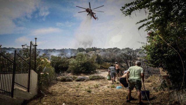 Υπό έλεγχο η φωτιά στην Αρτέμιδα (Photos – Video)