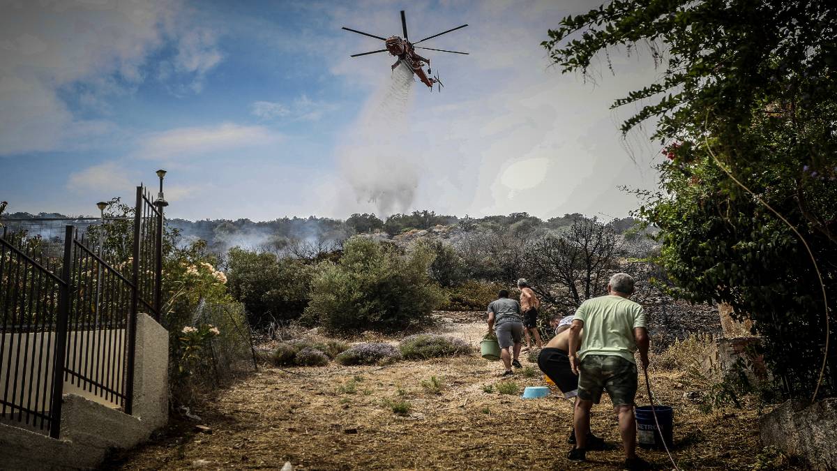 Υπό έλεγχο η φωτιά στην Αρτέμιδα (Photos – Video)