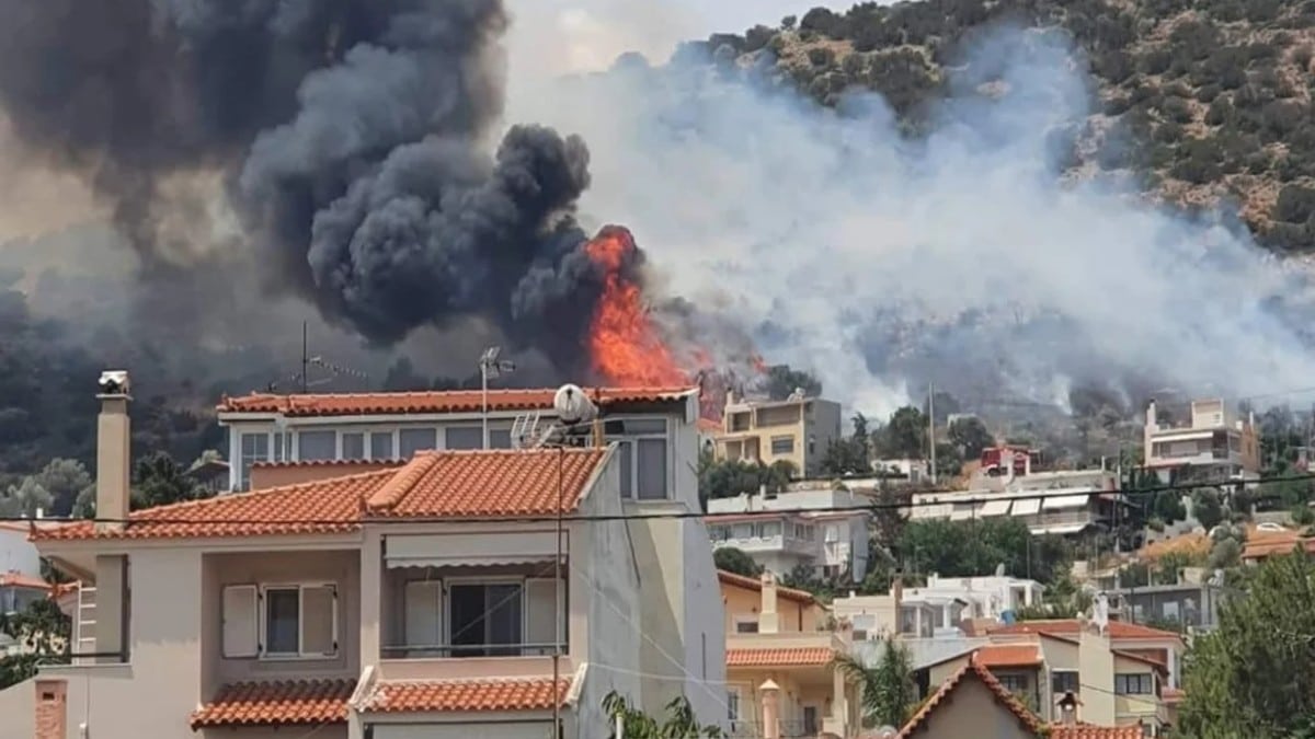 Φωτιά στη Λούτσα – Κοντά στα σπίτια οι φλόγες!