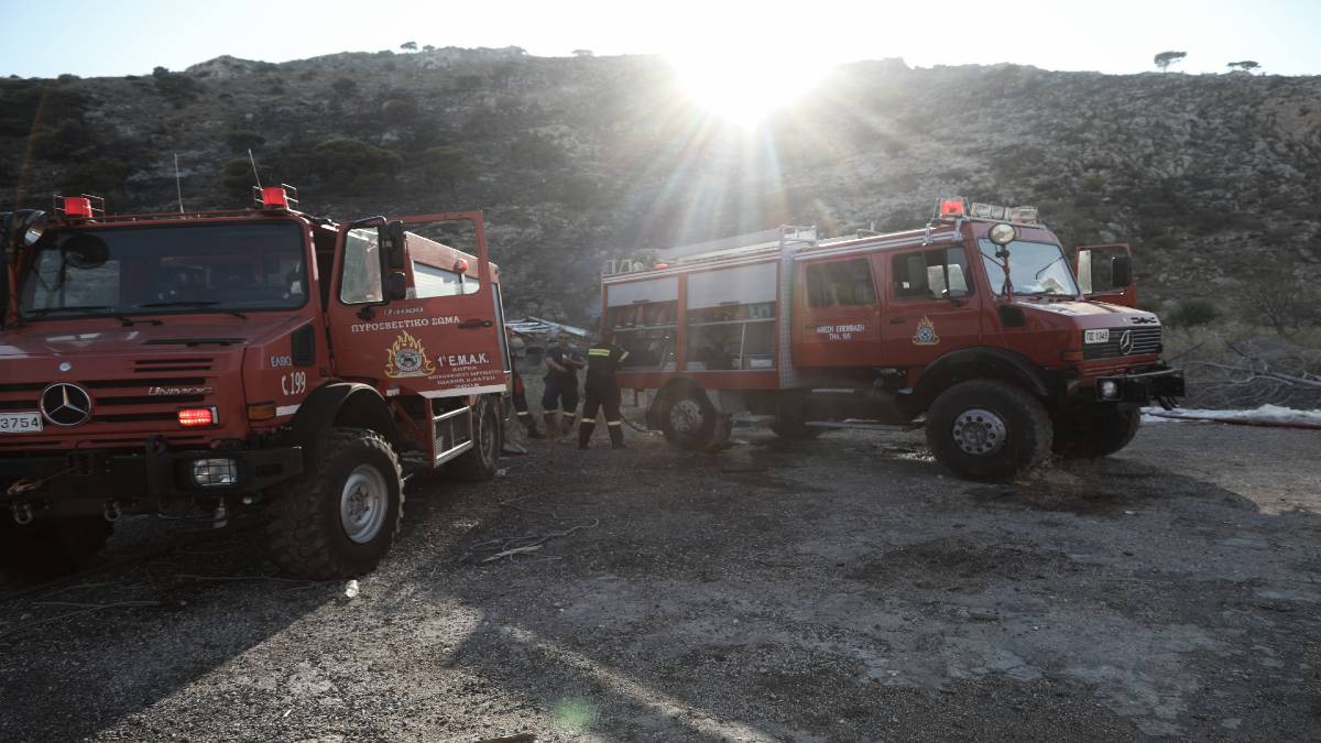 Συναγερμός στο Σχιστό: Φωτιά σε εξέλιξη