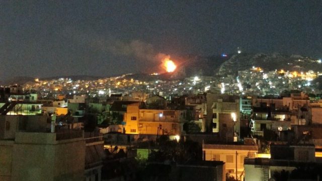 Φωτιά στο Σχιστό – Φόβος μήπως απειληθούν σπίτια