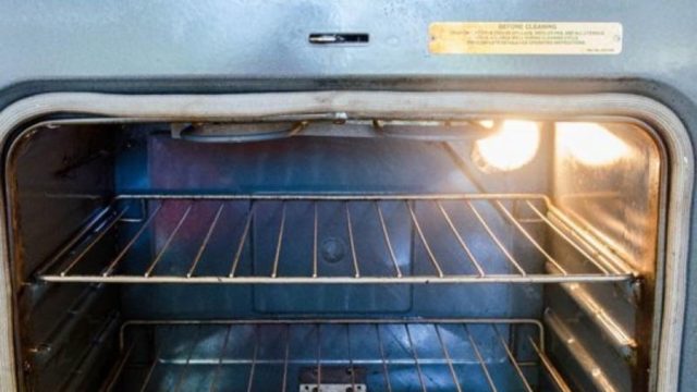 Κανένα χημικό, καμία ταλαιπωρία: Αυτός είναι ο πιο υγιεινός και απλός τρόπος για να καθαρίσετε τον φούρνο σας!