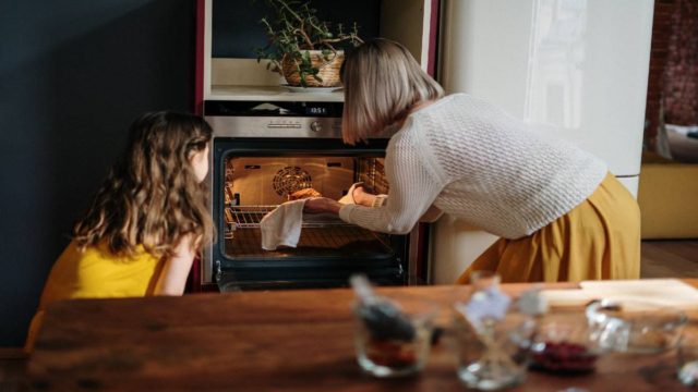 Καθαρίστε το φούρνο σας με τον πιο ξεκούραστο τρόπο – 2 υλικά που θα αφαιρέσουν τα λίπη στη στιγμή!