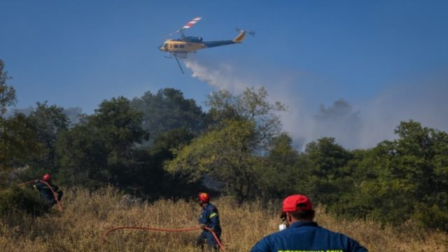 Φωτιά στον Άγιο Στέφανο – Πληροφορίες για τραυματία πυροσβέστη