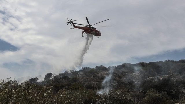 Φωτιά στον Κάλαμο – Συναγερμός στην Πυροσβεστική