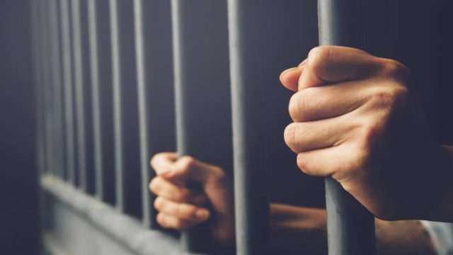 Θρίλερ στη Θεσσαλονίκη: Στη φυλακή η 31χρονη που μαχαίρωσε τον σύζυγό της – Επιμένει ότι ήταν ατύχημα