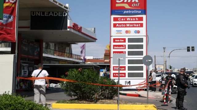 Ξεσπά ο πατέρας του ιδιοκτήτη βενζινάδικου που δολοφονήθηκε εν ψυχρώ στον Γέρακα: «Η νύχτα σκότωσε το παιδί μου – Οι βρώμικοι αστυνομικοί ξέρουν ποιοι…» (video)