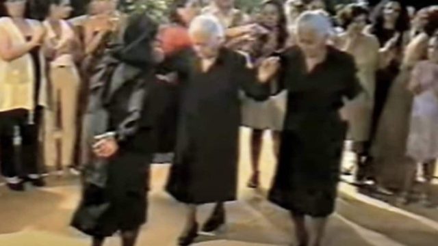 Γιαγιάδες στην πίστα: Χορεύουν κάτι σαν ζεϊμπέκικο και γίνονται viral