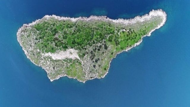 Το ελληνικό νησί που μοιάζει με την… Κύπρο – Το «δίδυμο» αδελφάκι της με την άγρια ομορφιά! (video)