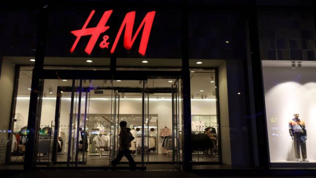 Τρία κίτρινα φορέματα από τα H&M που δεν πρέπει να χάσεις