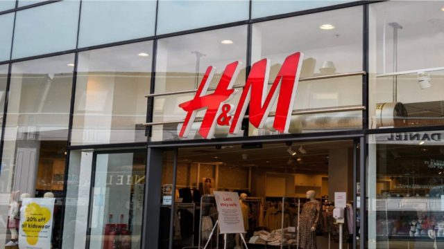 Total white εμφανίσεις – 3 φορέματα των H&M που θα αποτελέσουν την απόλυτη καλοκαιρινή τάση!