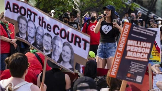 Οι ΗΠΑ «γύρισαν 150 χρόνια πίσω»: Απόφαση-σοκ για την απαγόρευση των αμβλώσεων! τι θα ακολουθήσει – Οργή λαού & Μπάιντεν κατά του Ανώτατου Δικαστηρίου (Video)