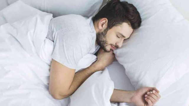 Αυτό σίγουρα δεν το ξέρετε για τον ύπνο: Γιατί είναι καλύτερο να κοιμάστε στο αριστερό σας πλευρό;