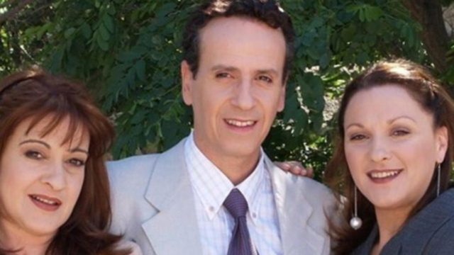 Ηθοποιός του «Καφέ της Χαράς» εξομολογείται: «Ανέβηκα στη σκηνή κι ήμουν κουρέλι, είχα χάσει τον μπαμπά μου» (Video)