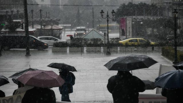 «Άνοιξαν οι ουρανοί» στην Αττική – Ποιες περιοχές θα πλήξει σήμερα η κακοκαιρία Genesis