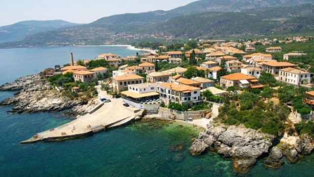 Καρδαμύλη: Η «πλανεύτρα» της Πελοποννήσου – Ο ιστορικός οικισμός που από τη μια βρέχεται από την θάλασσα και από την άλλη ακουμπά στους πρόποδες του βουνού