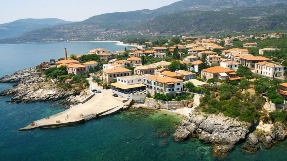 Καρδαμύλη: Η «πλανεύτρα» της Πελοποννήσου – Ο ιστορικός οικισμός που από τη μια βρέχεται από την θάλασσα και από την άλλη ακουμπά στους πρόποδες του βουνού