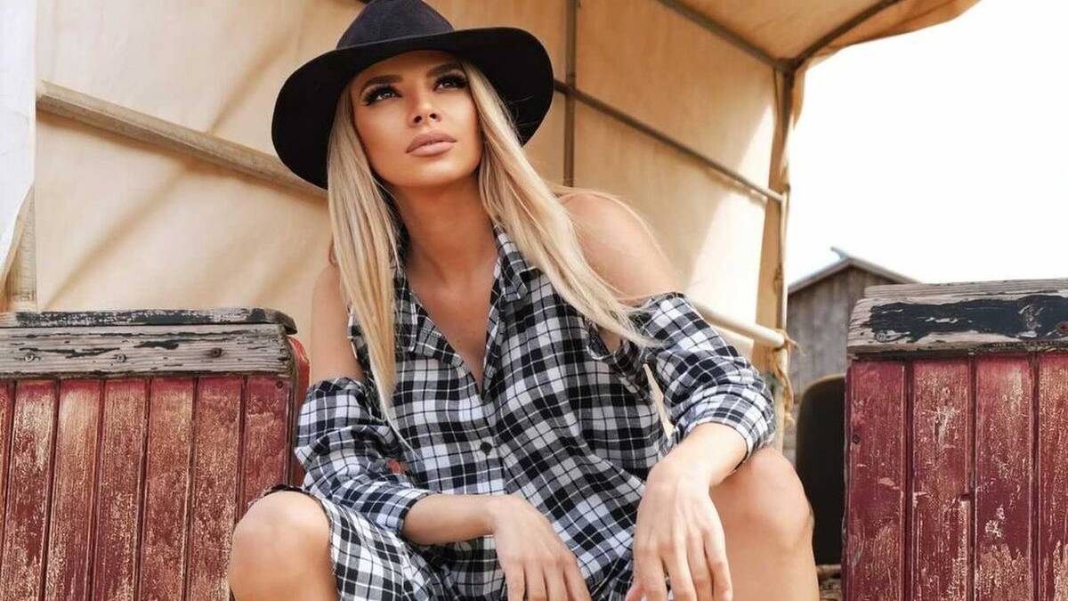 «Ο πατριός μου απειλούσε ότι θα μας σκοτώσει, γύρναγα σπίτι και έβλεπα τη μητέρα μου με μώλωπες» – Ραγίζει καρδιές η Χριστιάνα Καρνέζη