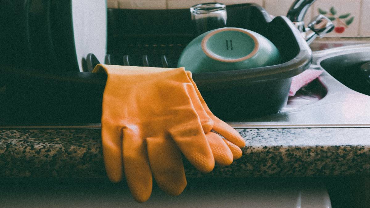 Κάντε την κεραμική σας εστία να λάμψει! Tips για να καθαρίσετε σωστά τις επιφάνειες από διάφορους λεκέδες